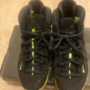Nike Kids Black and Neon Green Sneakers